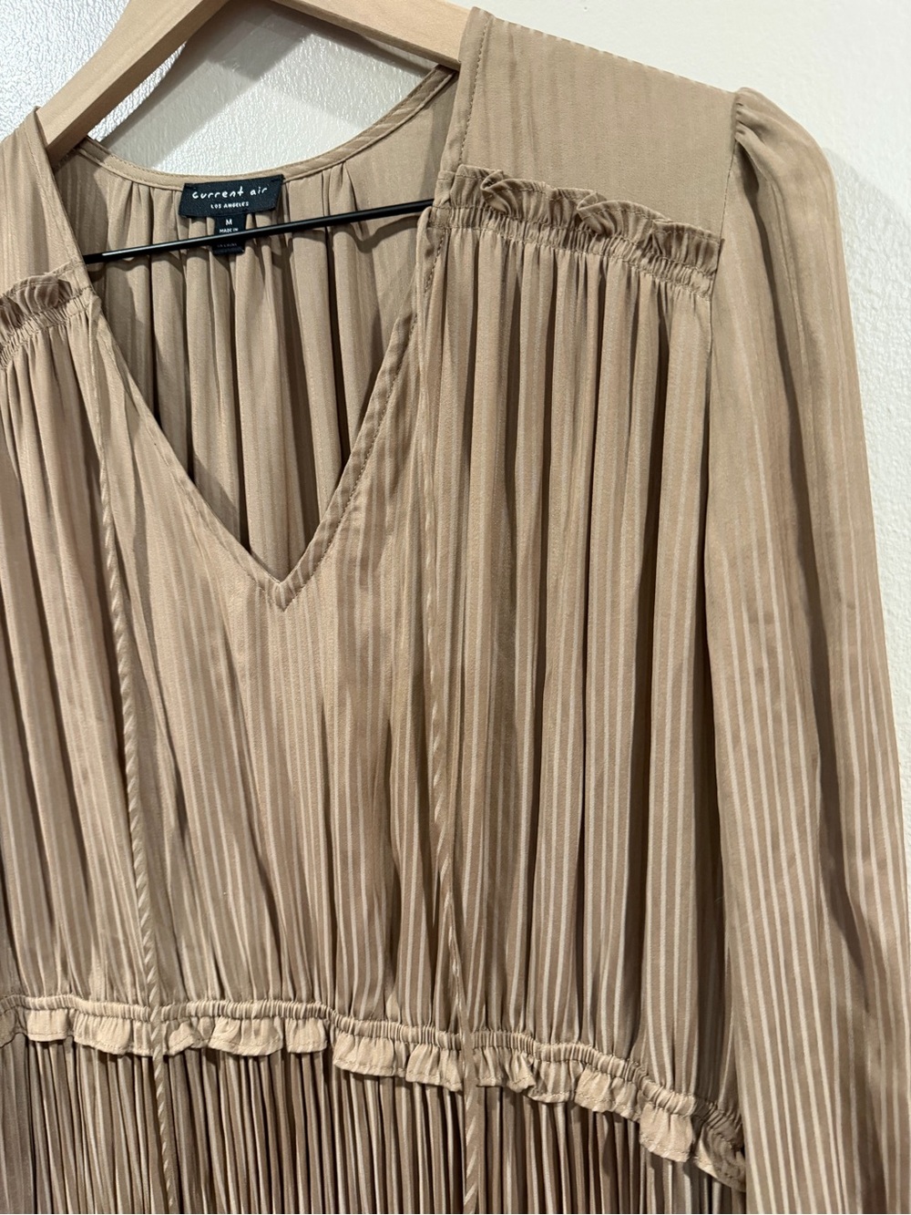 EUC Current Air Taupe Pleated V-Neck Long Sleeve Maxi Dress Size Med. Fits Large - Picture 3 of 7